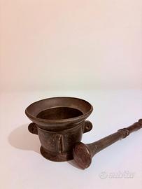 Antico mortaio con pestello in ottone