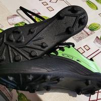 Scarpe calcetto/calcio tacchetti decathlon nuove
