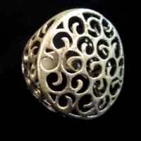 Anello traforato di bella bigiotteria