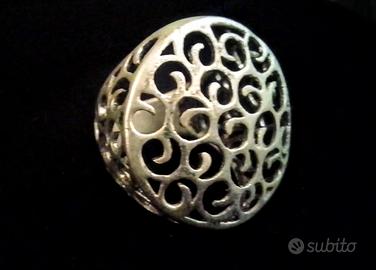 Anello traforato di bella bigiotteria