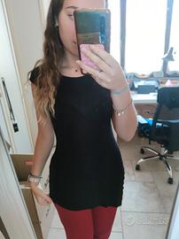 Maglietta nera attillata con spacco laterale 🖤