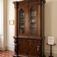 Credenza Rinascimentale Doppio Corpo, Cariatidi