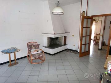 Piano rialzato composto da 2 appartamenti