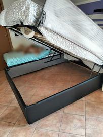 Letto matrimoniale e aradio