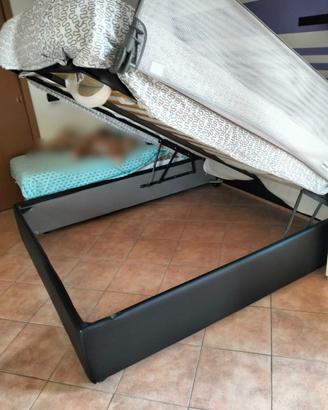 Letto matrimoniale e aradio