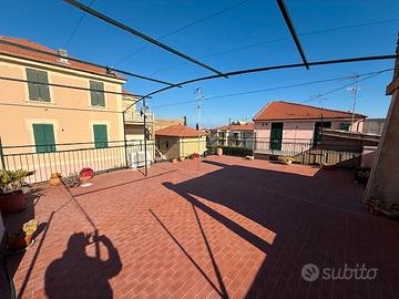 Spotorno si propone quadrilocale con terrazzo