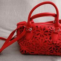 Borsa rossa con tracolla 