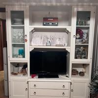 Mobile soggiorno bianco con vetrine e vano TV