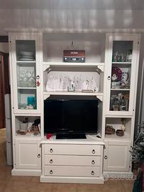Mobile soggiorno bianco con vetrine e vano TV