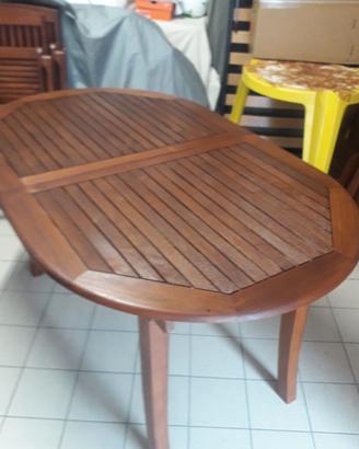 tavolo e sedie in legno per esterno