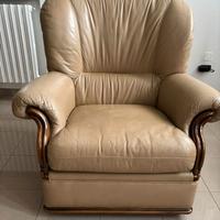 Coppia poltrone in pelle e legno lavorato a mano