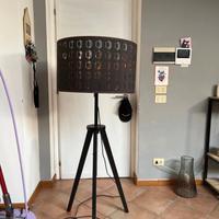 Lampada da terra con treppiedi regolabile