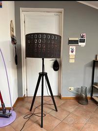 Lampada da terra con treppiedi regolabile