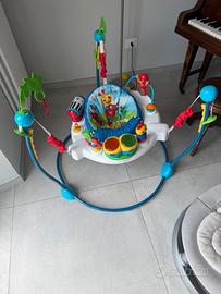 Gioco bambini in piedi pari al nuovo