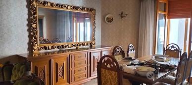 Elegante sala da pranzo in stile classico