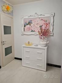 Comò bianco lucido a tre cassetti.