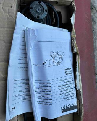 Smerigliatrice angolare Makita, modello 9553NB.