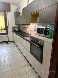 Cucina moderna completa dí elettrodomestici