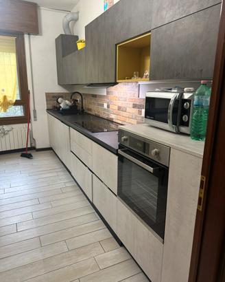 Cucina moderna completa dí elettrodomestici