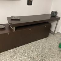 Mobile moderno in legno scuro – design rialzato