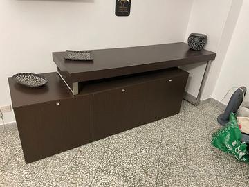 Mobile moderno in legno scuro – design rialzato