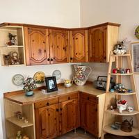 Mobili in legno di pino.