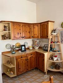 Mobili in legno di pino.