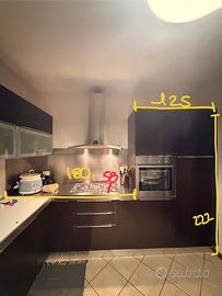 Cucina angolare con elettrodomestici