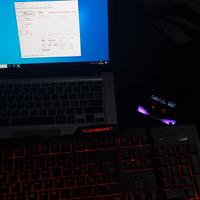 Combo: PC, tastiera e cuffiette bluetooth