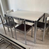 Tavolo da cucina e 4 sedie in acciaio ed ecopelle
