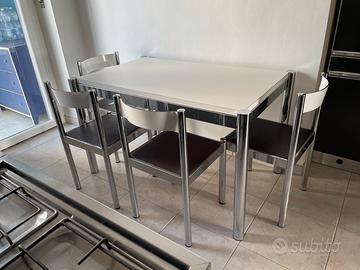 Tavolo da cucina e 4 sedie in acciaio ed ecopelle