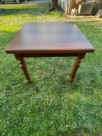 Tavolo in legno con quattro sedie