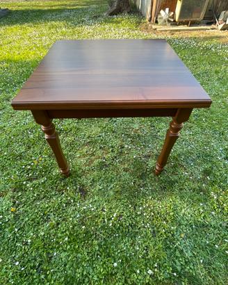 Tavolo in legno con quattro sedie