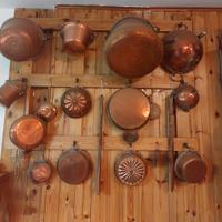 Collezione di pentole di rame
