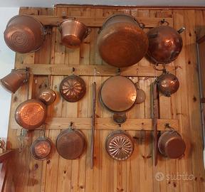Collezione di pentole di rame