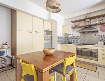 Bilocale ristrutturato con terrazzo e posto auto