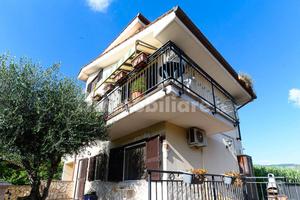 VILLA DIVISA IN 2 APPARTAMENTI