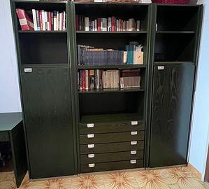 Camera in frassino verde con maniglie in acciaio