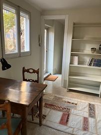 Studio psicologia luminoso, silenzioso, arredato