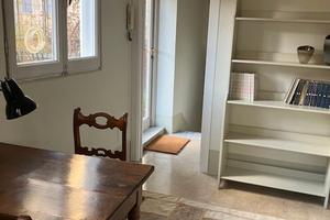 Studio psicologia luminoso, silenzioso, arredato