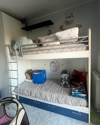 Cameretta con letto a castello