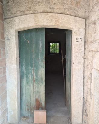 vere pietre  bianche scolpite a mano