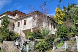 Villa di 670 m² con più di 5 locali e box auto dop