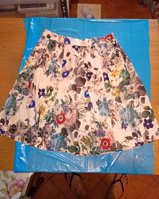 Gonna modello a campana con pieghe 