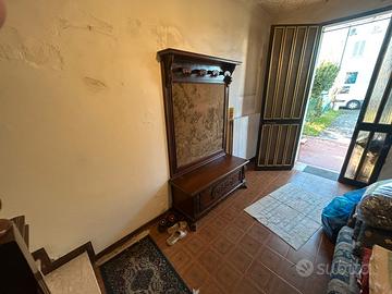 divano e mobili vari