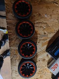 Set di 4 cerchi e gomme per automodellismo.