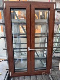 Finestra in PVC 2 Ante Effetto Legno (Noce Scuro)
