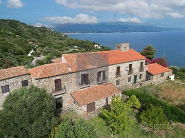 Rustico / Casale di 315 m² con più di 5 locali a P