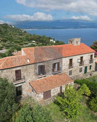 Rustico / Casale di 315 m² con più di 5 locali a P