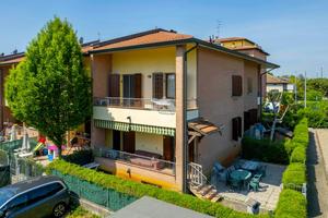 VILLA A SCHIERA D'ANGOLO A REGGIO NELL'EMILIA
